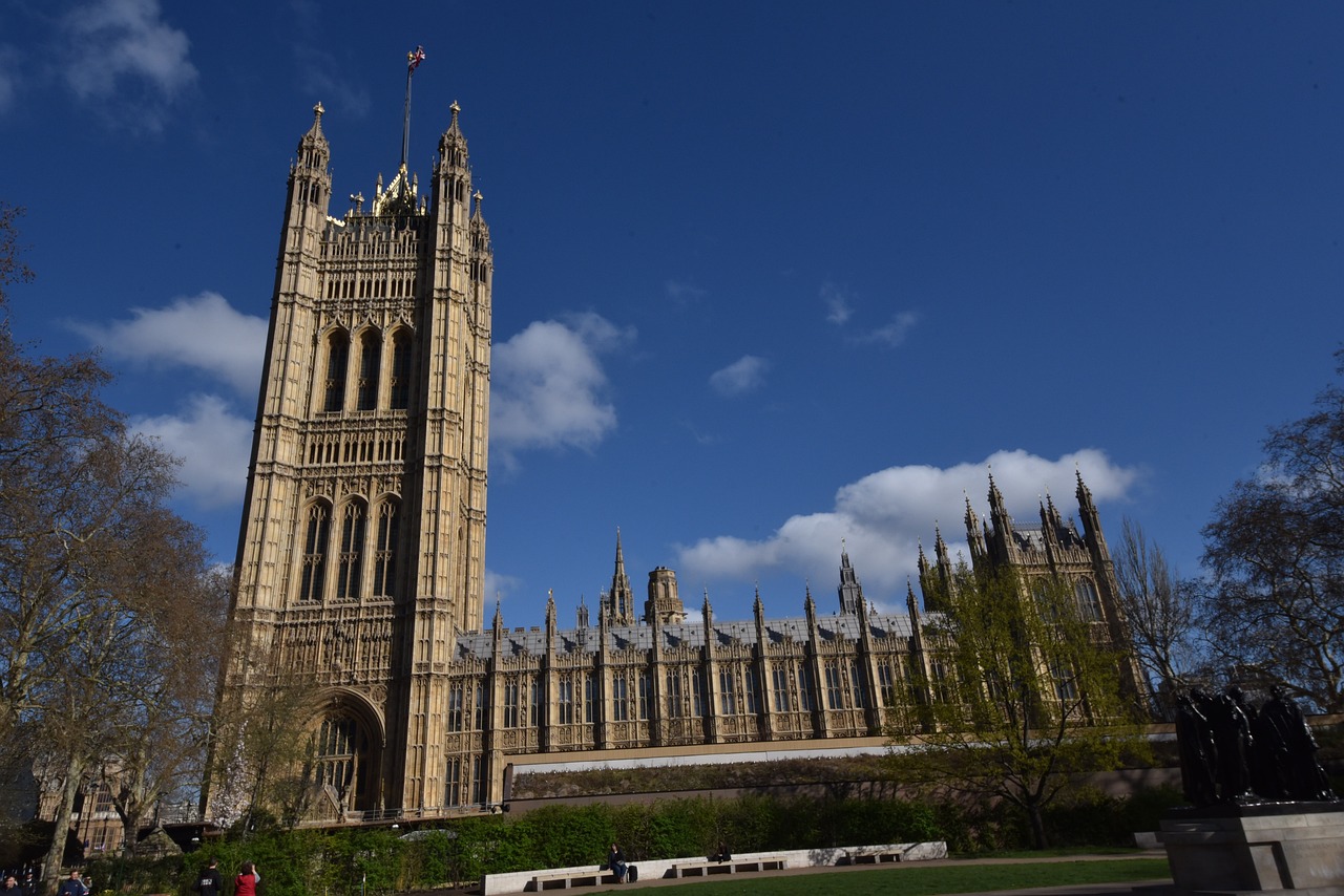 Parlemen Inggris Setujui RUU yang Mengatur Persaingan di Pasar Digital