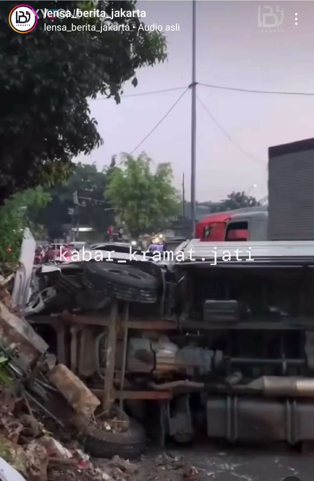 Truk Alami Kecelakaan Tunggal Jalan Raya Bogor Macet Parah